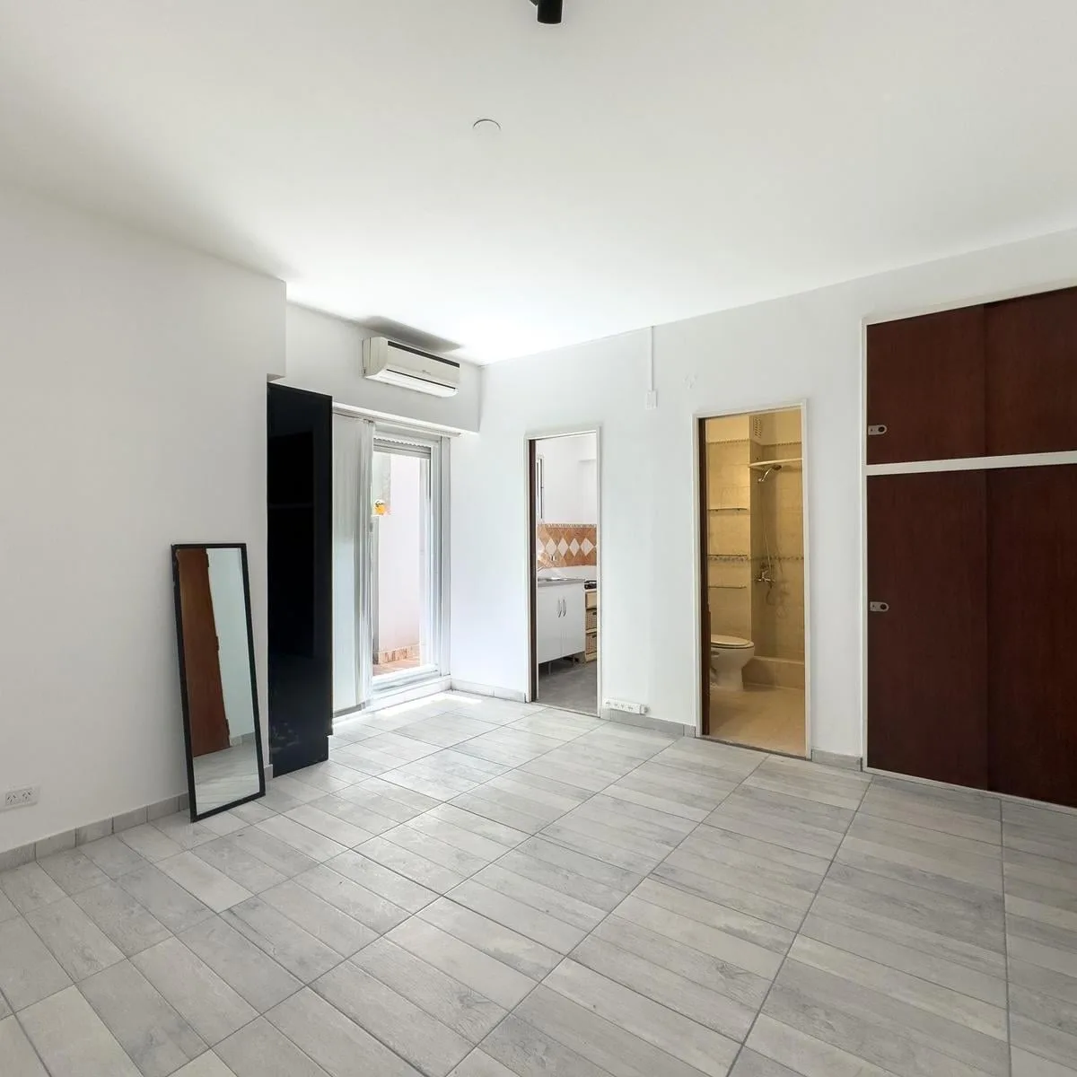 Monoambiente con patio lateral