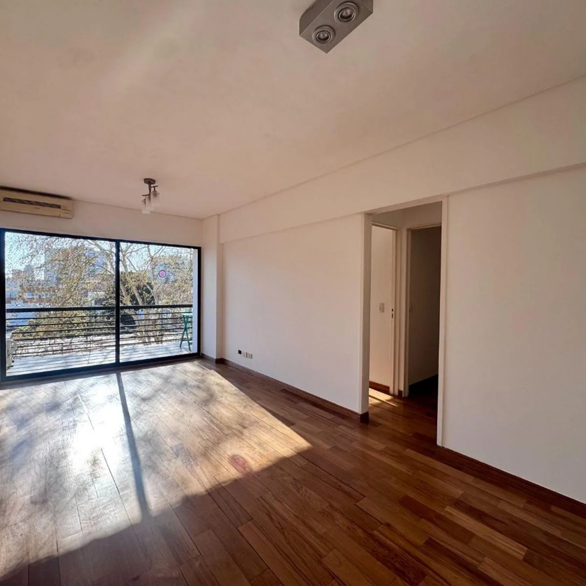 3 ambientes con balcón y cochera
