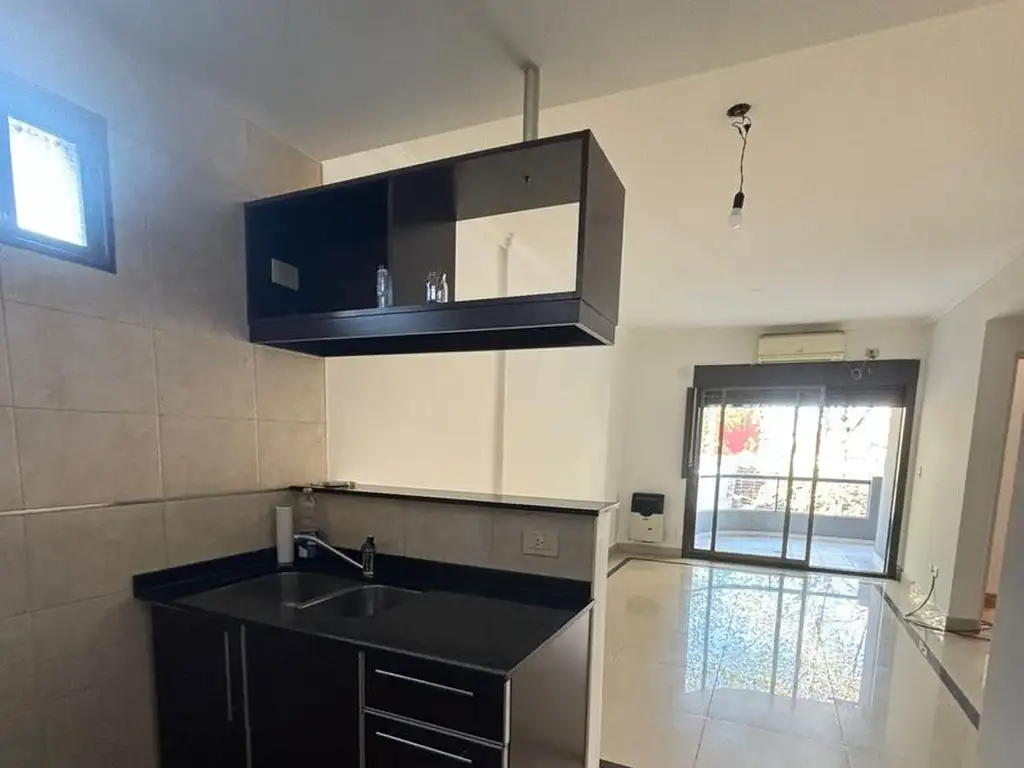 Departamento con balcón y parrilla