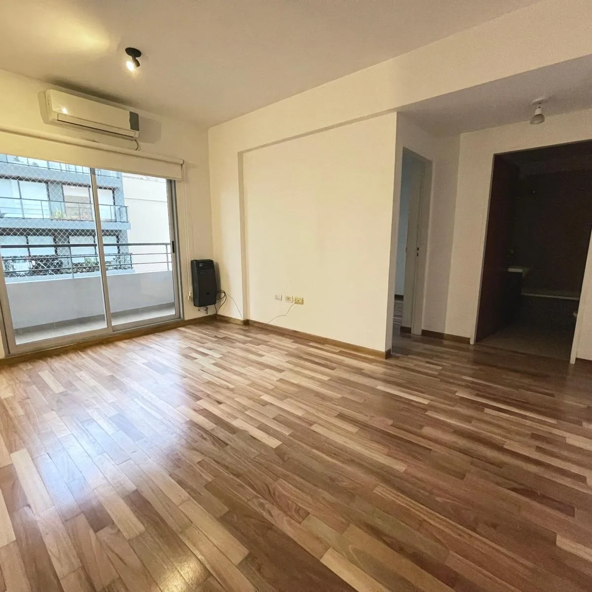 2 ambientes con balcón al frente