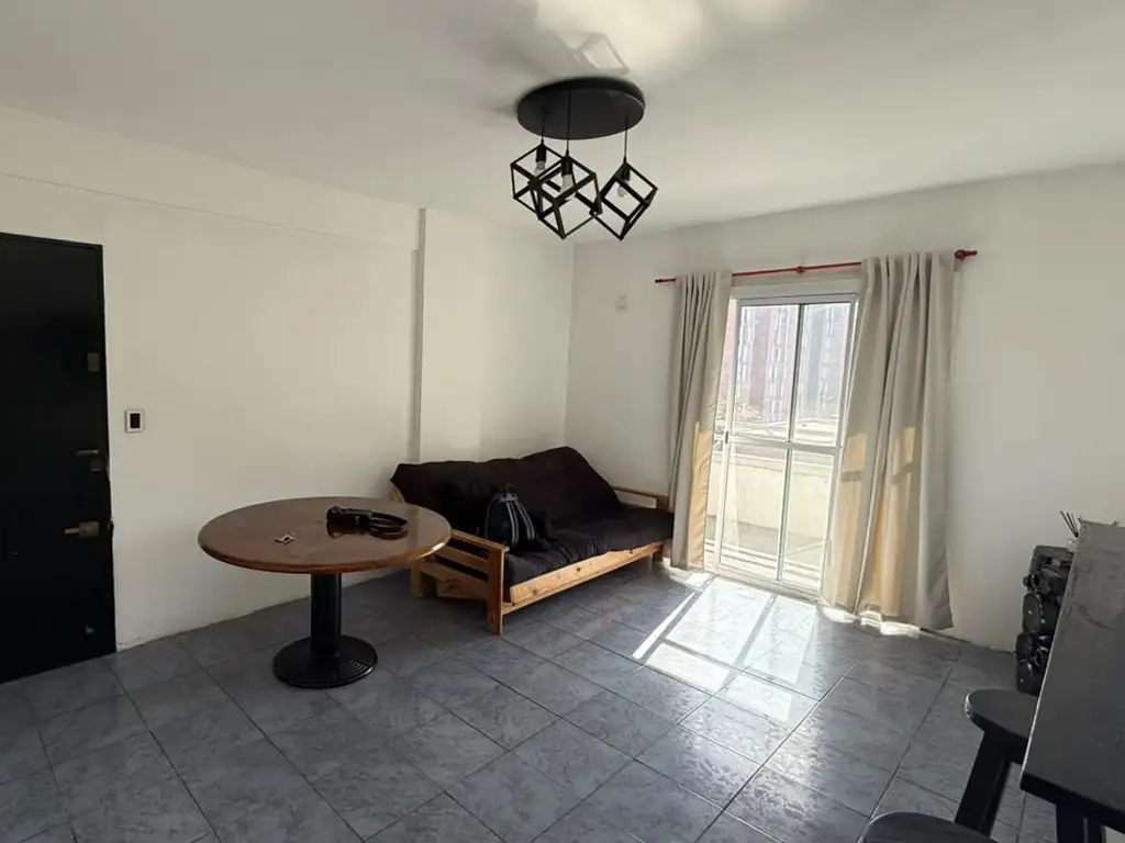 Departamento con balcón y vista abierta