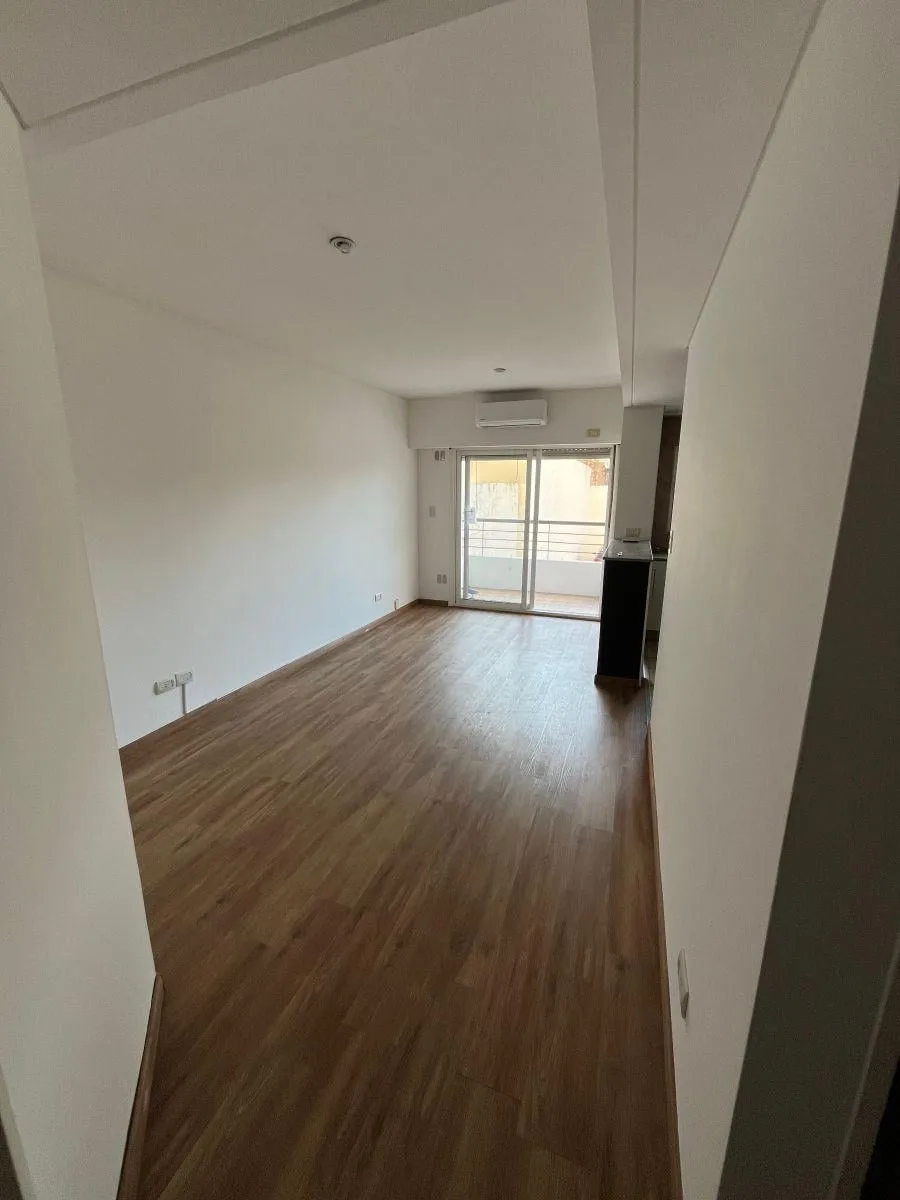 2 ambientes con balcón y patio