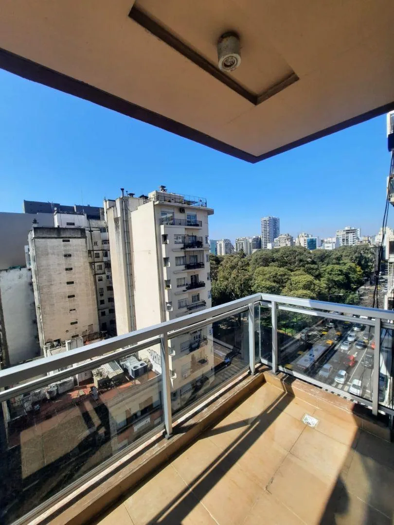 Monoambiente con balcón y vista abierta