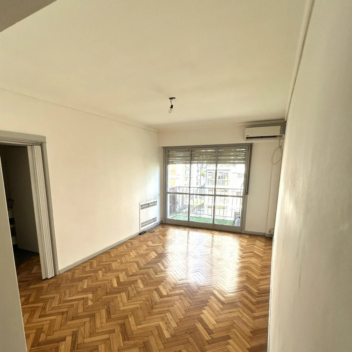 Departamento con balcón y parquet