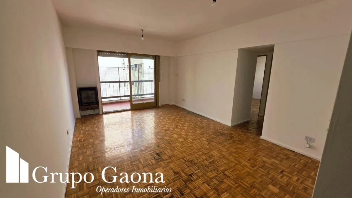 3 ambientes con balcón corrido