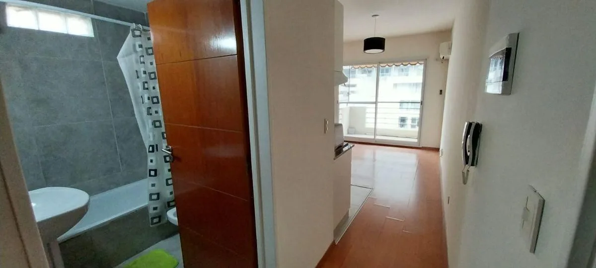 Monoambiente con balcón y amenities