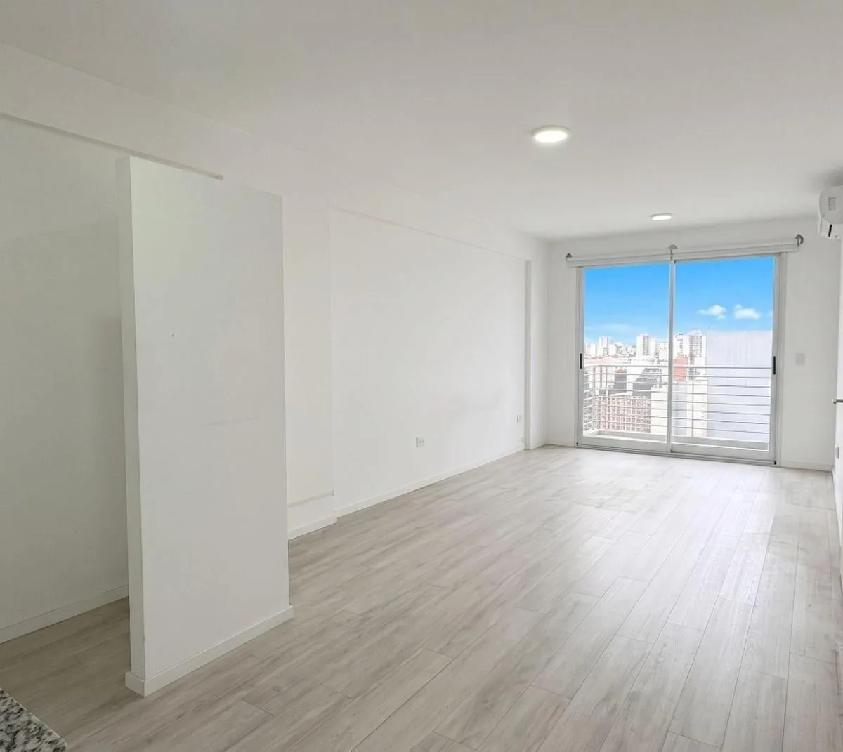 Monoambiente con balcón y A/C