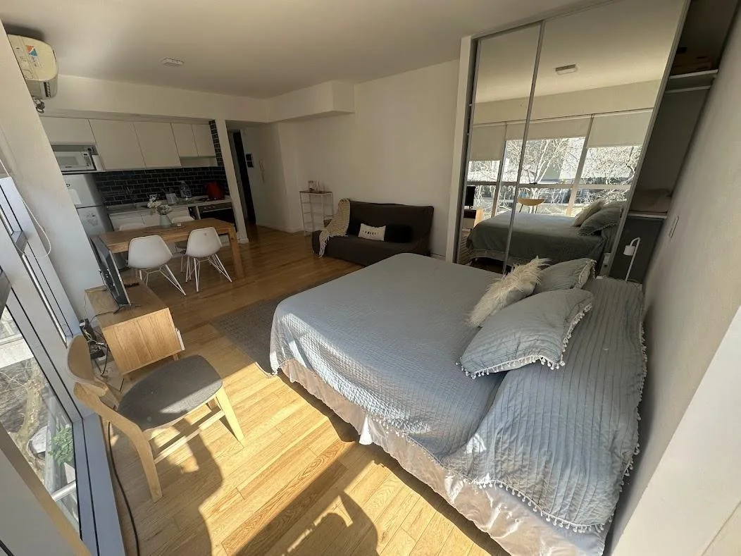 Monoambiente con balcón y amenities