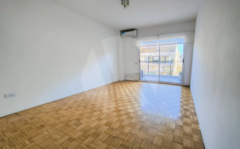 Monoambiente con balcón y norte