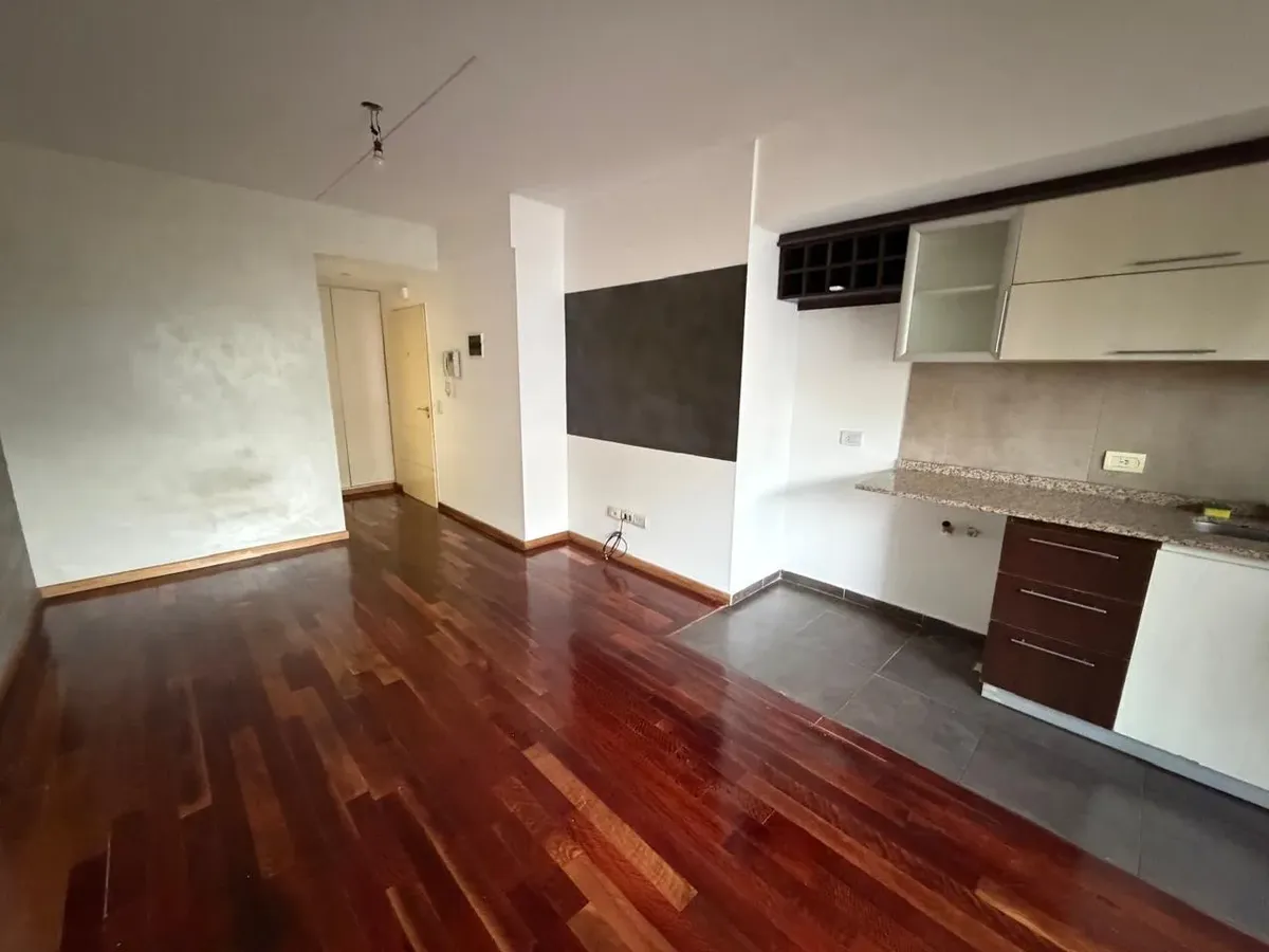 Studio with balcony to courtyard