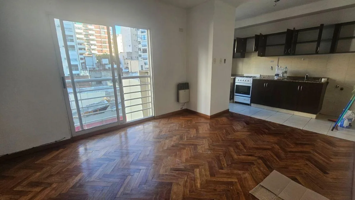 2 ambientes con pisos de madera