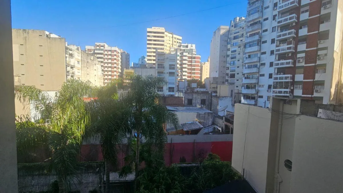 2 ambientes con pisos de madera
