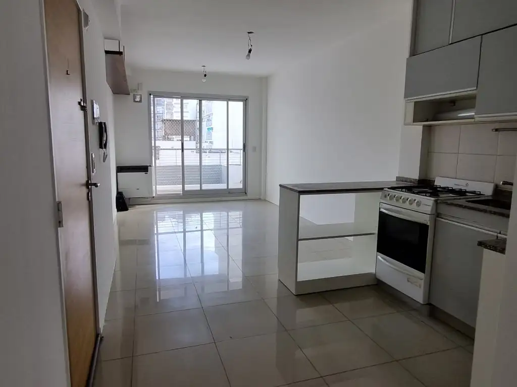2 ambientes frente con balcón