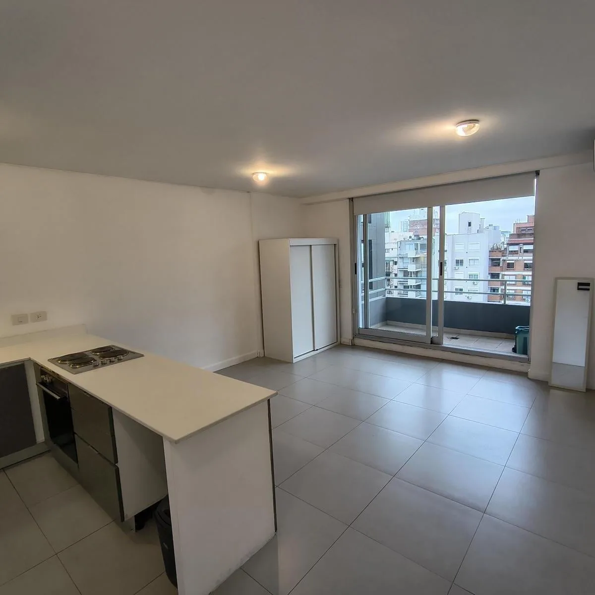 Monoambiente con balcón y amenities