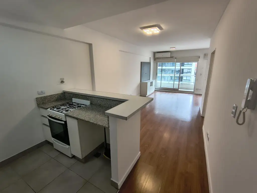 Monoambiente con balcón y pileta