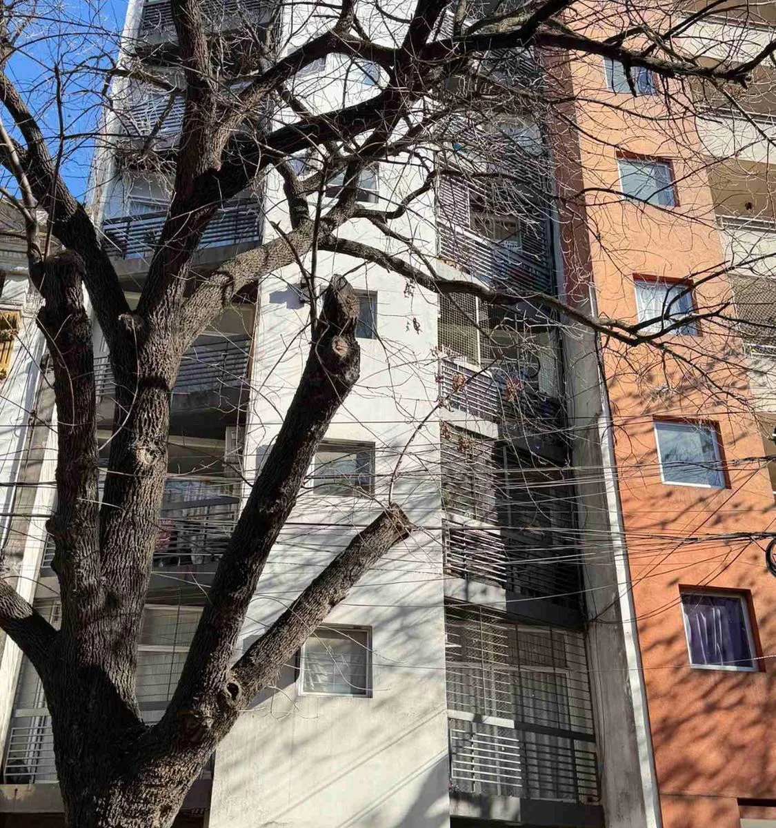 2 ambientes al frente con balcón