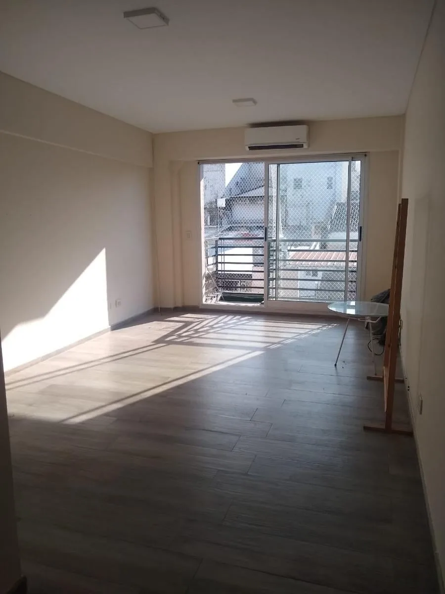 Monoambiente con balcón y AC