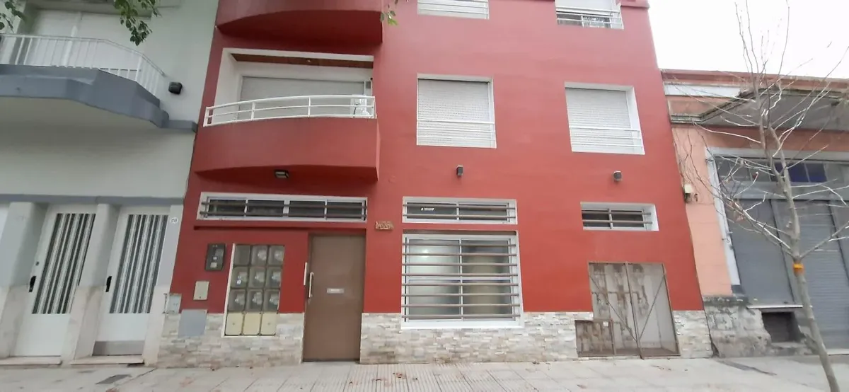 Departamento con balcón y 3 dormitorios