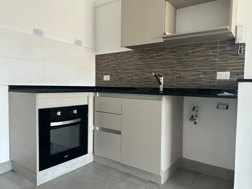 Departamento con balcón y cocina integrada