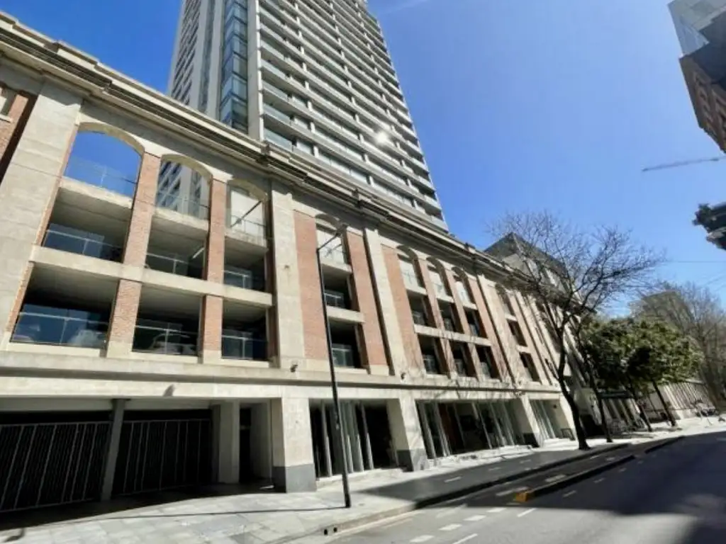 Piso alto con balcón y vista abierta
