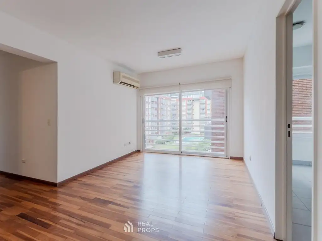 Departamento con balcón y vista a jardines