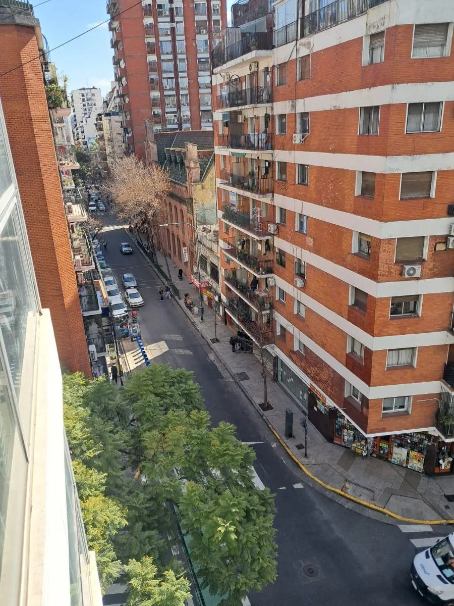 Monoambiente al frente con balcón
