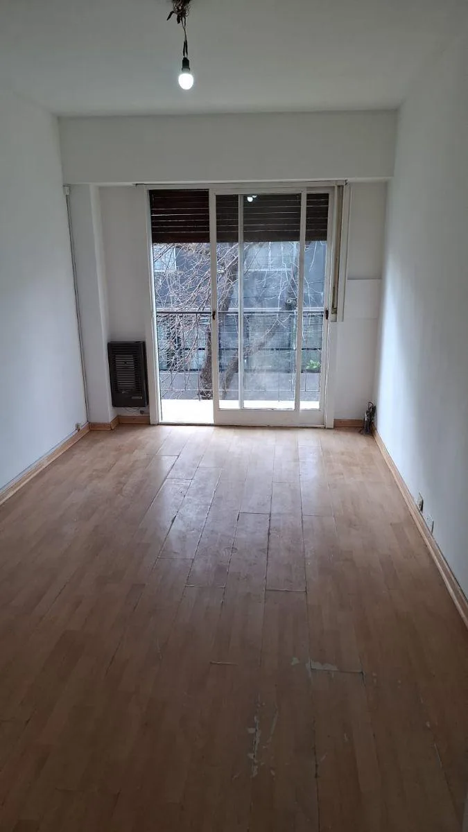 2 ambientes con balcón al frente