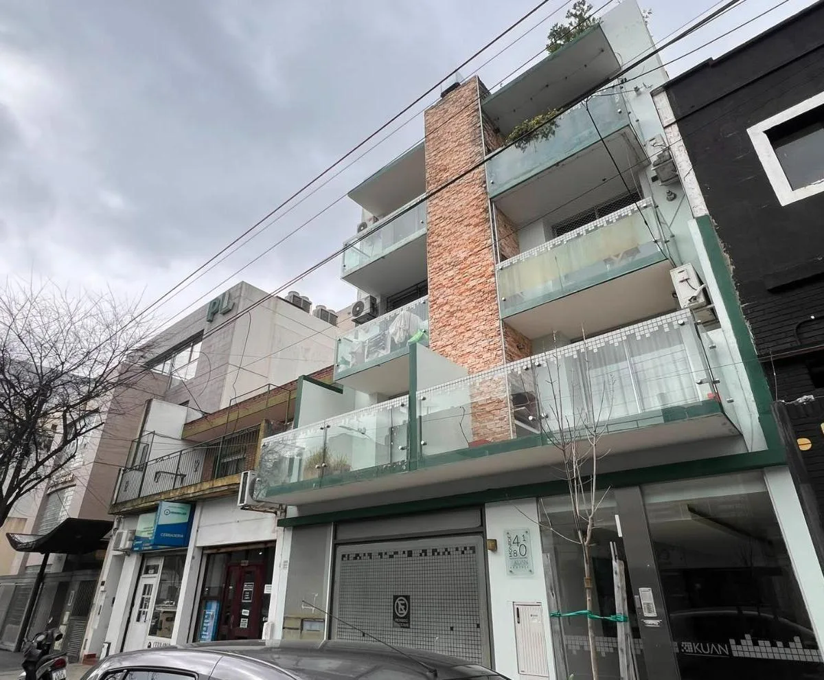 Monoambiente con balcón y parrilla