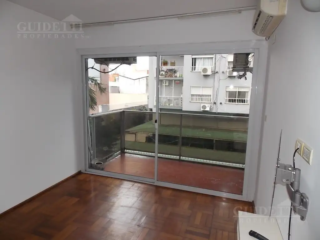 Departamento con balcón corrido