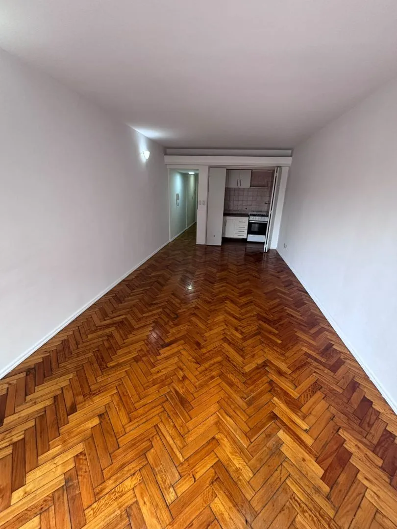 Monoambiente con balcón al frente