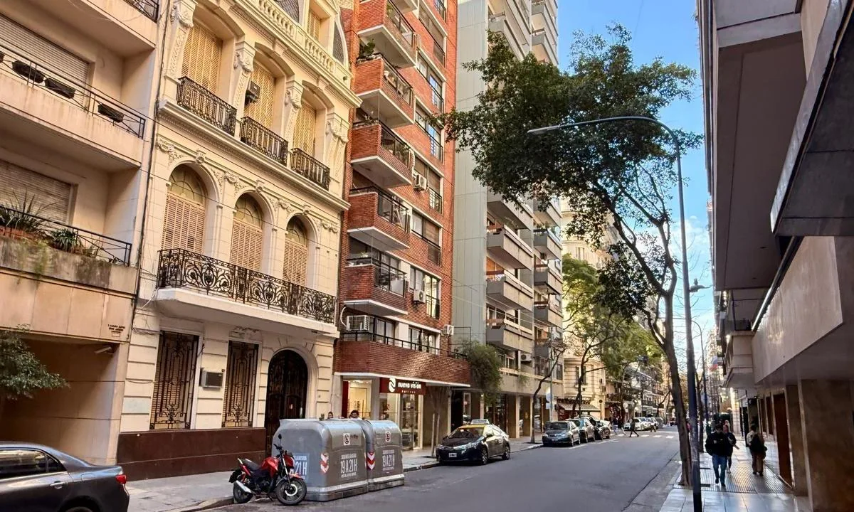 Recoleta piso alto con parquet