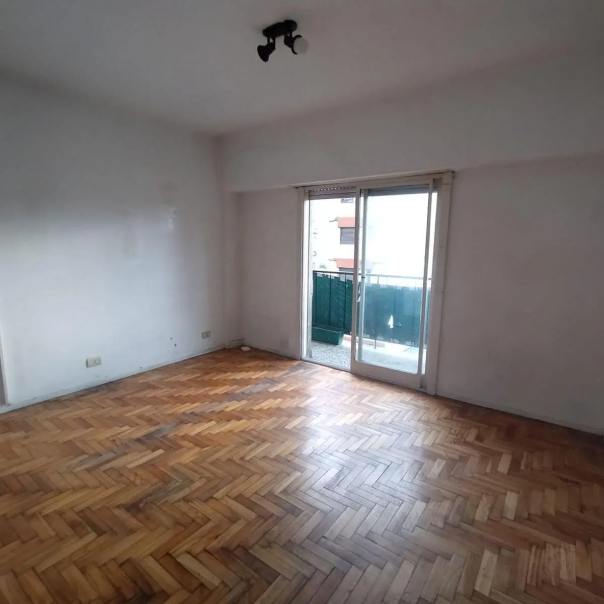 Studio with balcony, Constitución