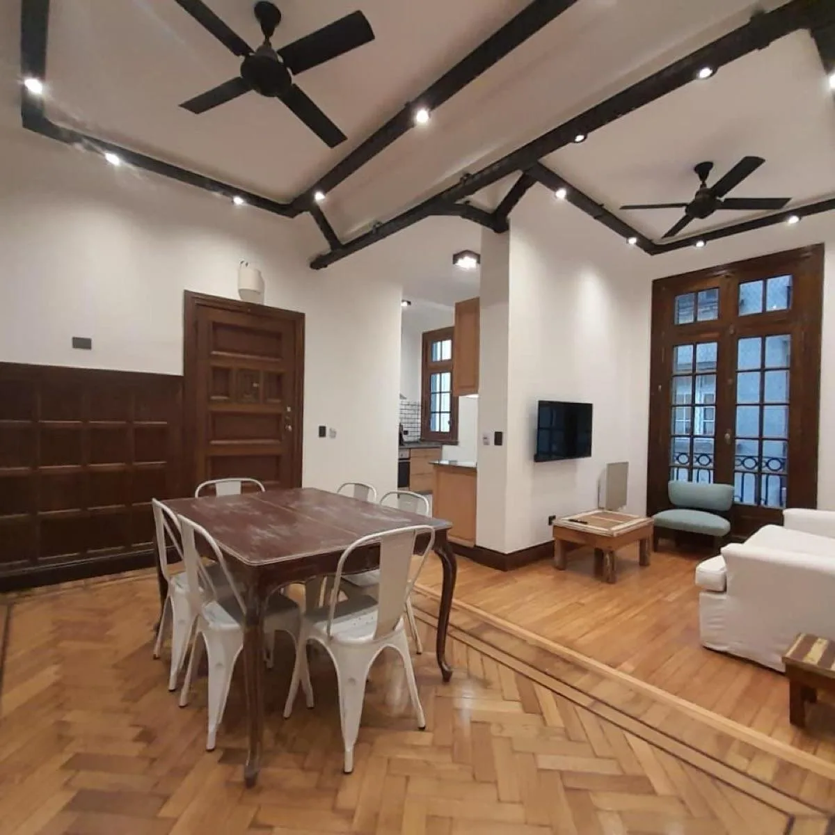 2 bedrooms with balcony, Monserrat