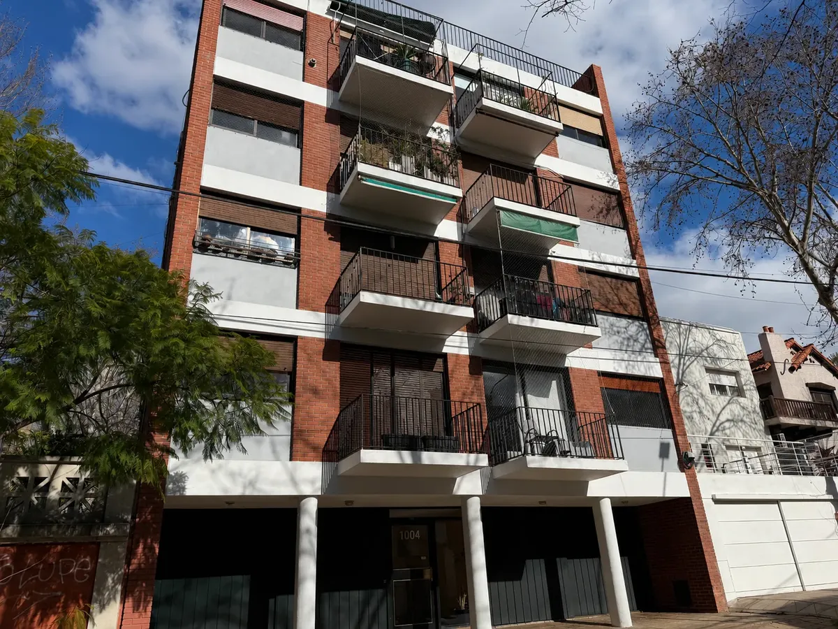 Departamento con balcón y patio