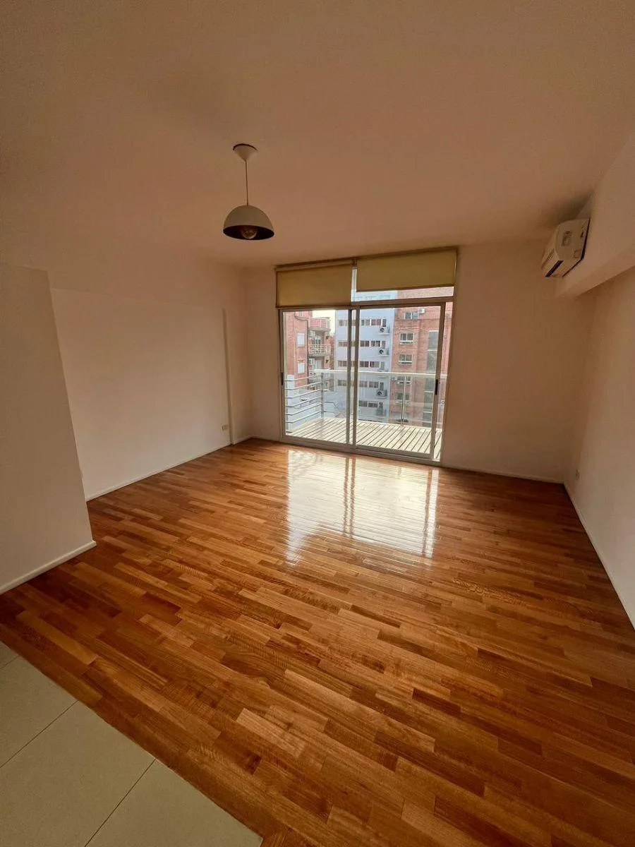 Contrafrente con balcón y amenities