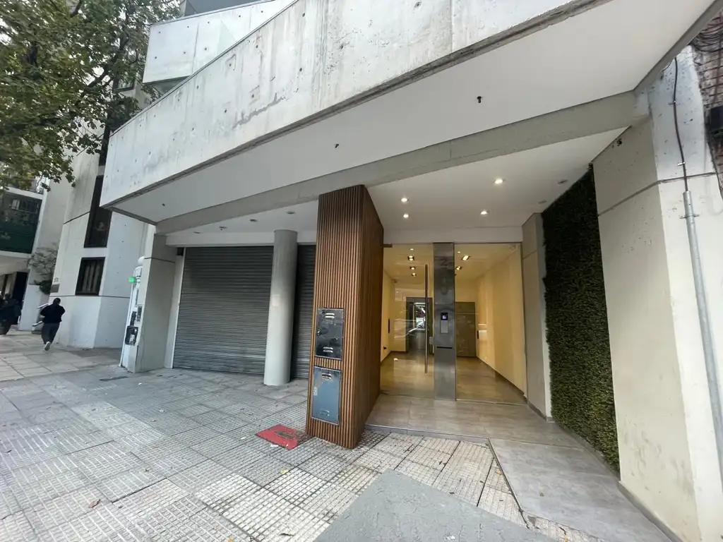 Monoambiente con balcón y frente