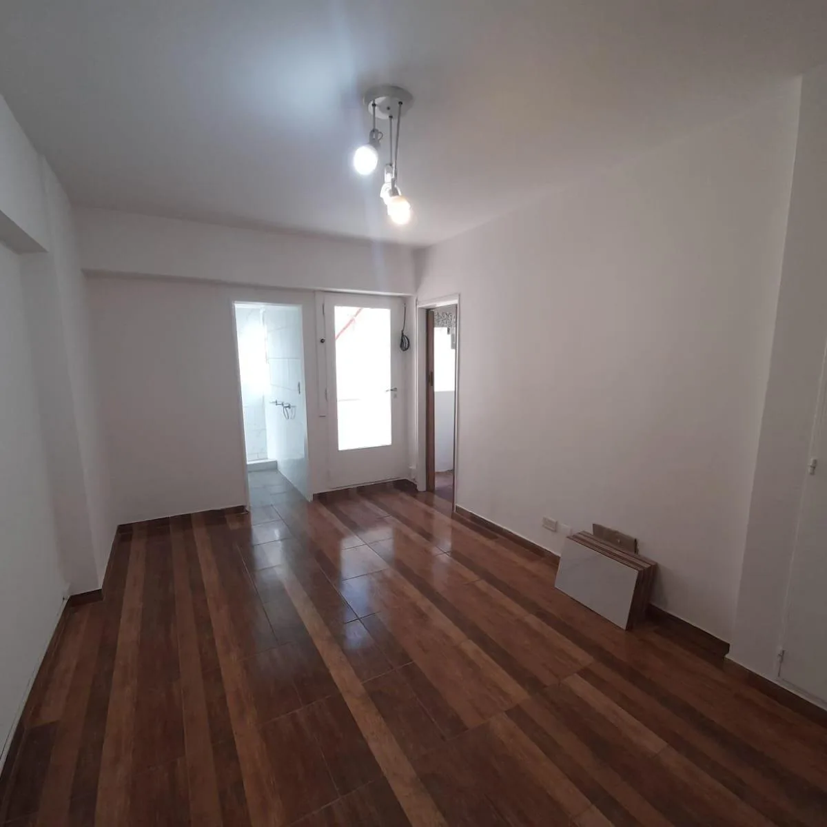 Monoambiente con balcón y lavadero