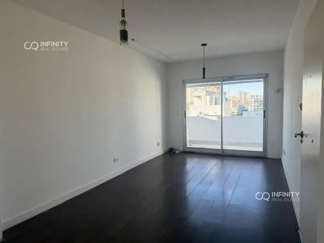 Monoambiente con balcón y pileta