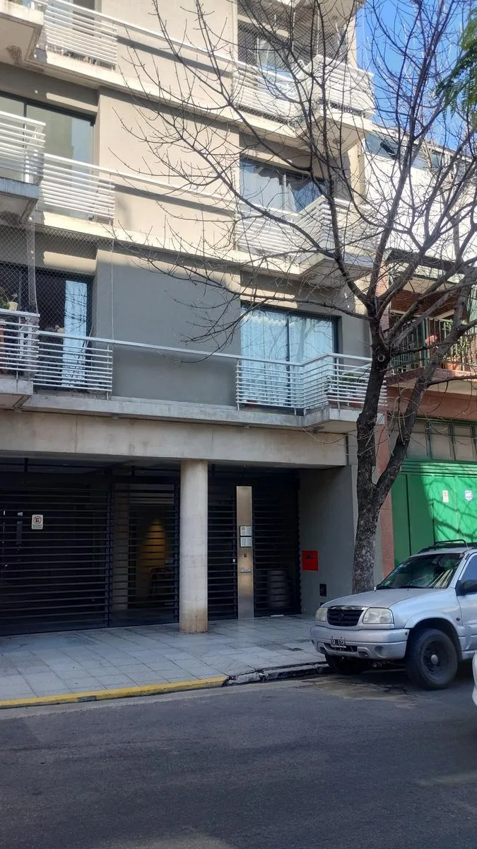 Monoambiente con balcón y terraza