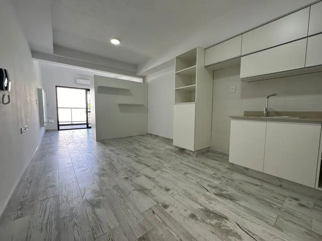 Monoambiente con balcón