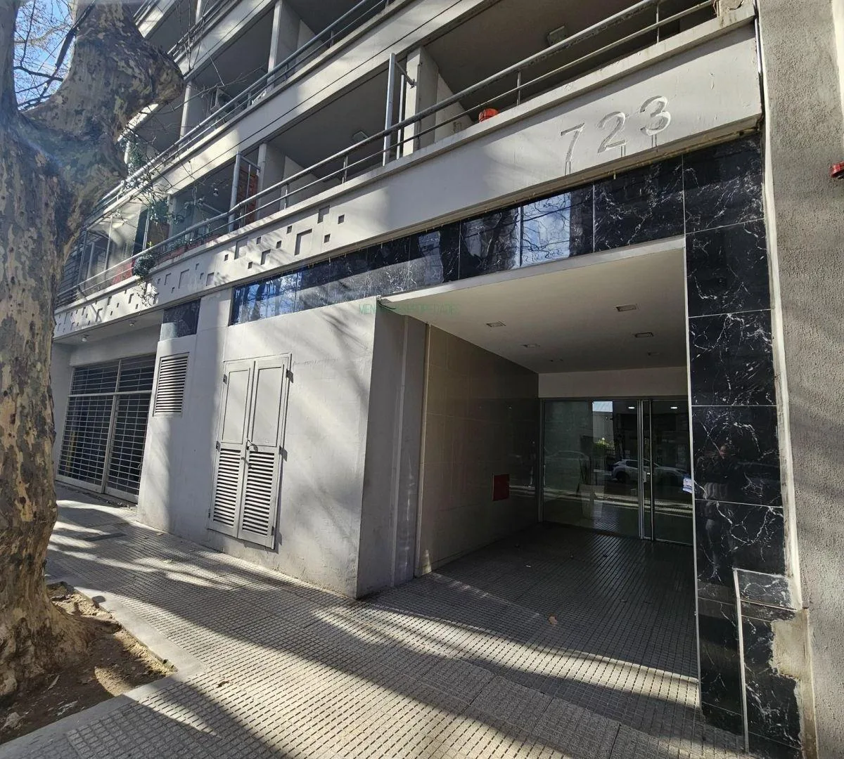 1 ambiente con balcón al frente