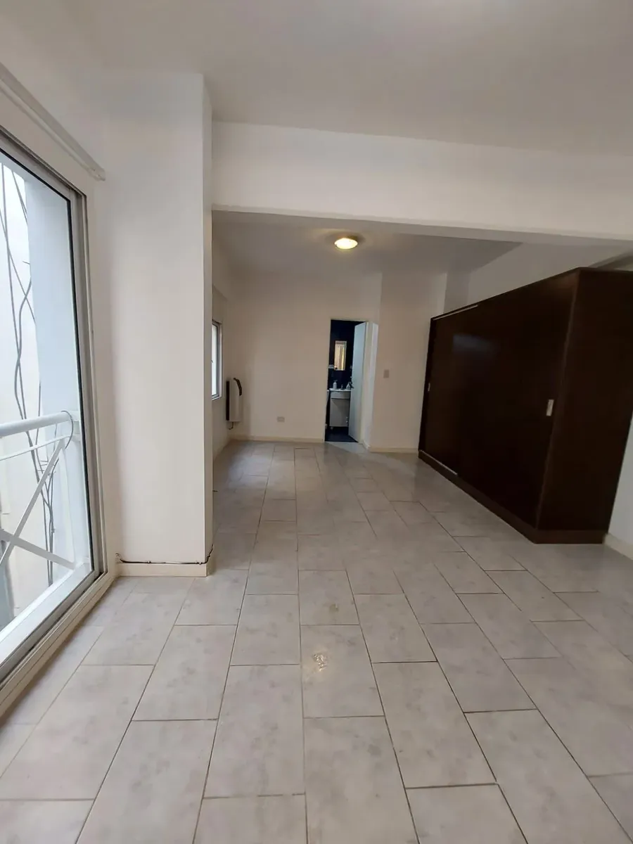 Monoambiente con balcón y piscina