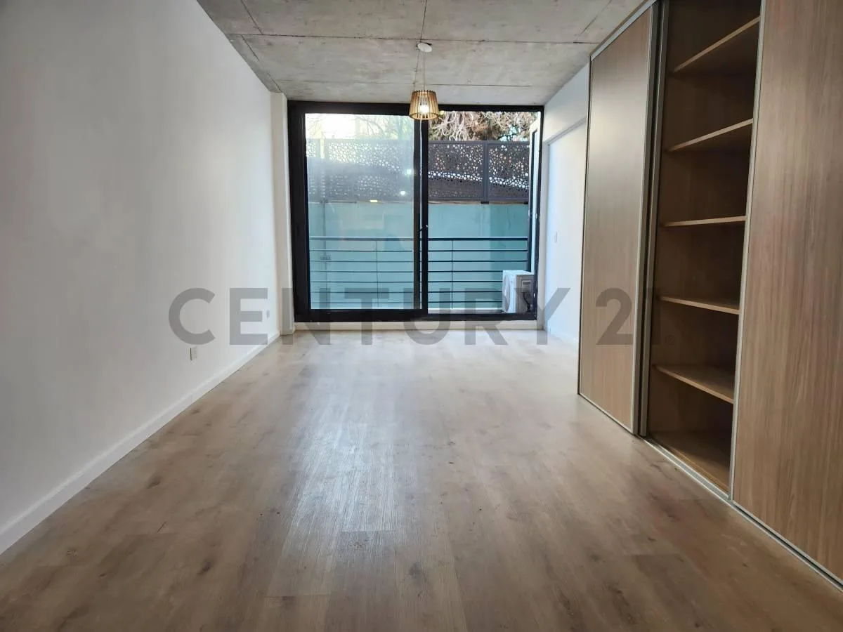 Estudio con balcón y amenities