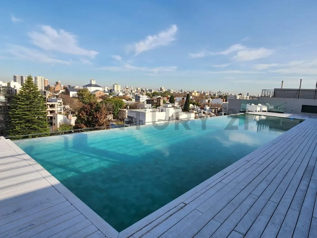 Estudio con balcón y amenities