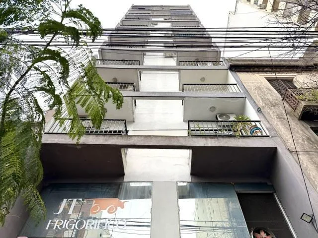 Monoambiente con balcón contrafrente