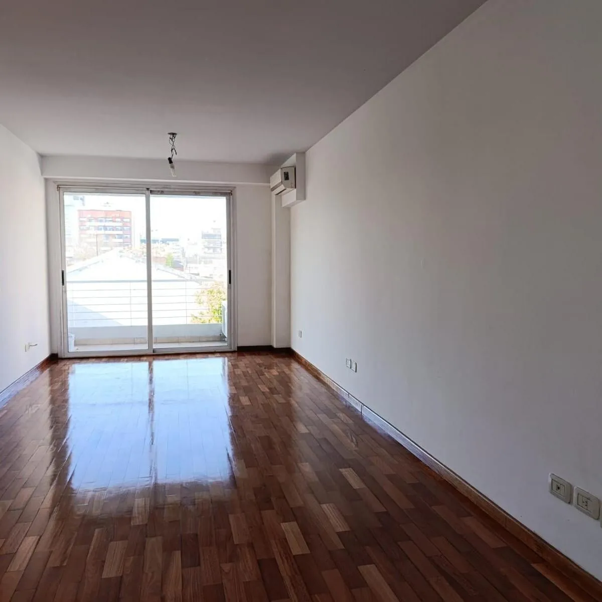 Monoambiente con dos balcones