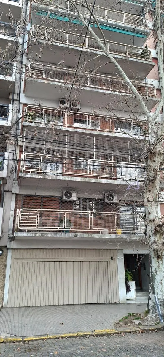 Departamento con balcón y cochera