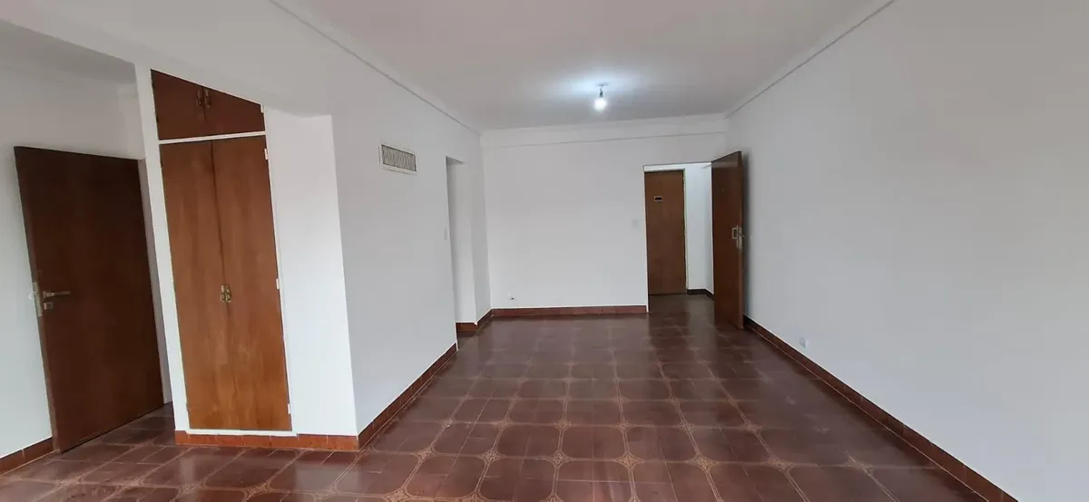 Departamento con balcón y cochera