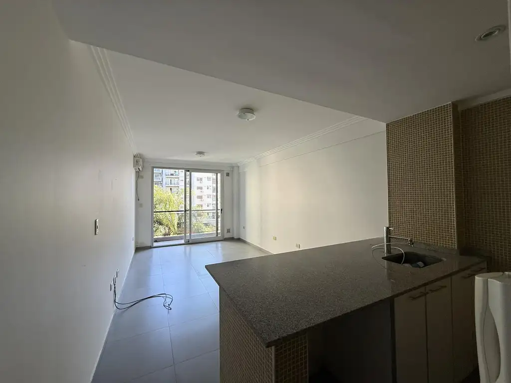 Monoambiente con balcón y A/C