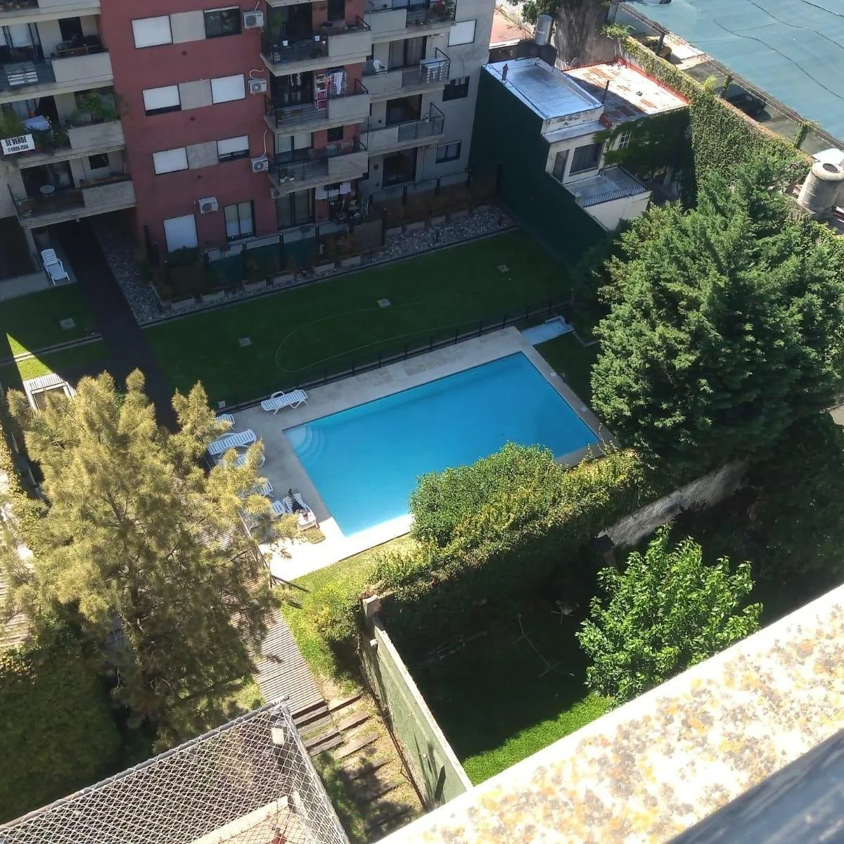 Monoambiente con balcón y jardín